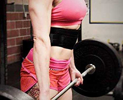 fitness woman wearing the lifting belt