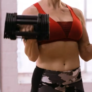 A woman lifting PowerBlock Elite