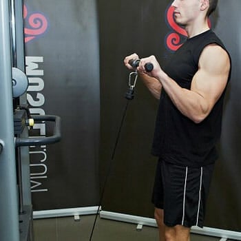 man doing cable curls