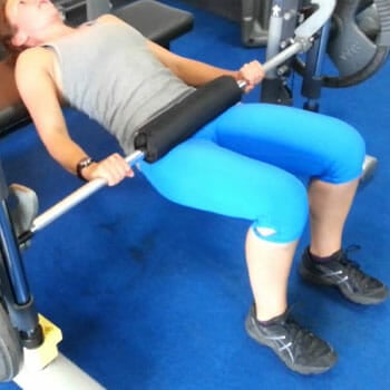 woman doing smith machine hip thrusts