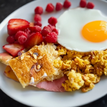 Fried Egg with cerials and strawberries