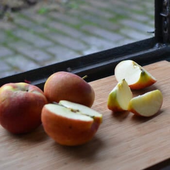 chopping board with apple slices