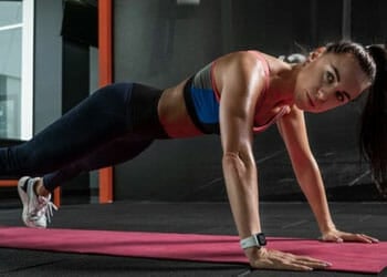 woman doing push ups in a gym