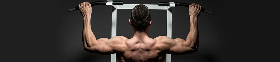 man doing lat pulldowns