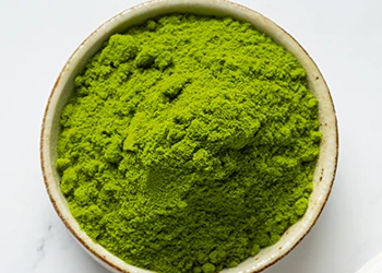 Green tea extract in a bowl