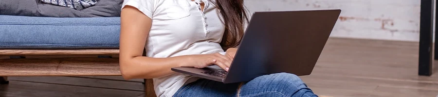 A woman writing her user testimonial online about VidaSlim