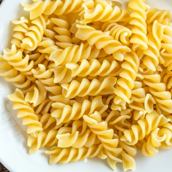 A top view of a pasta on a plate