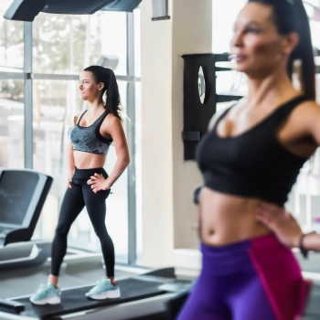 A bunch of people doing cardio in the gym