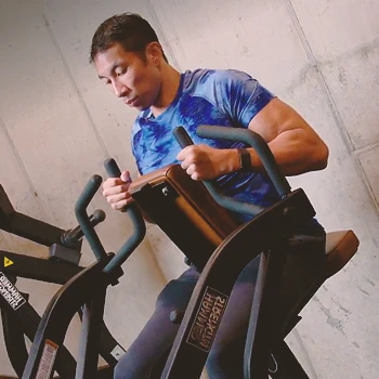 A person doing hammer strength machine row workouts