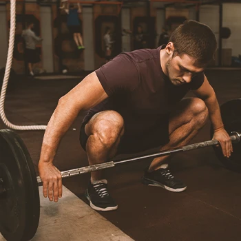 A person doing hypertrophy training in the gym