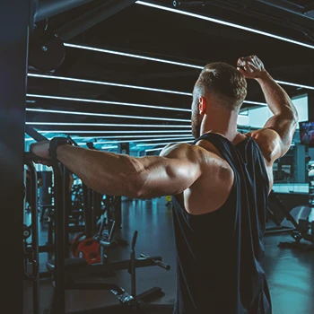 A man working out in the gym to bulk