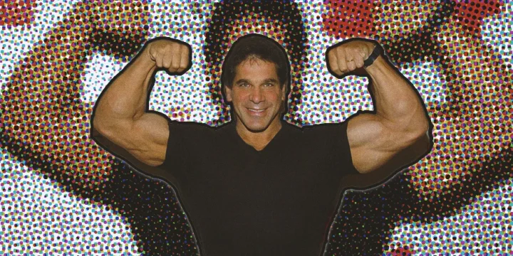 Lou Ferrigno flexing his muscles from workout
