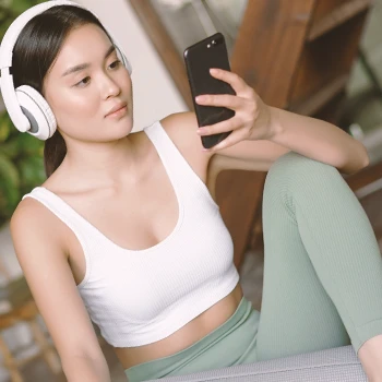 A woman looking at home gym mirrors online