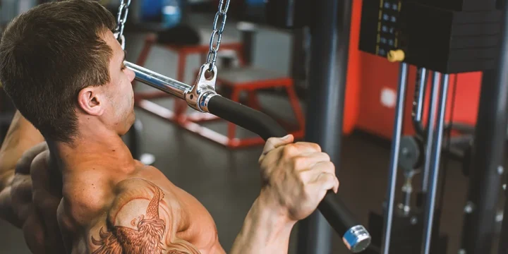 A person doing lat pulldowns for a larger back
