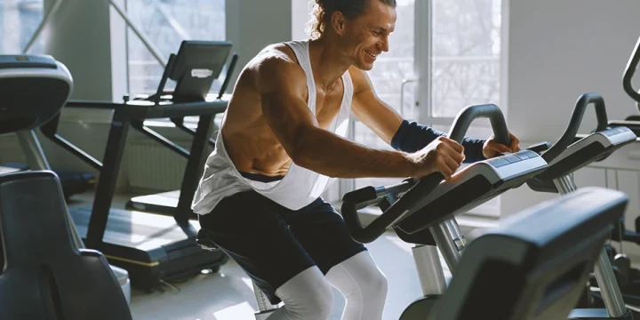 A person working out on an elliptical for fat loss