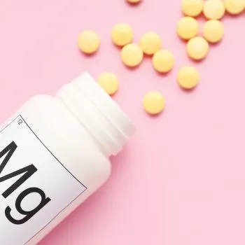 Magnesium pills on a pink background