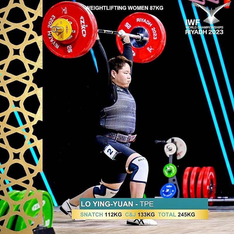 Taiwanese weightlifter Lo Ying-yuan lifting weights