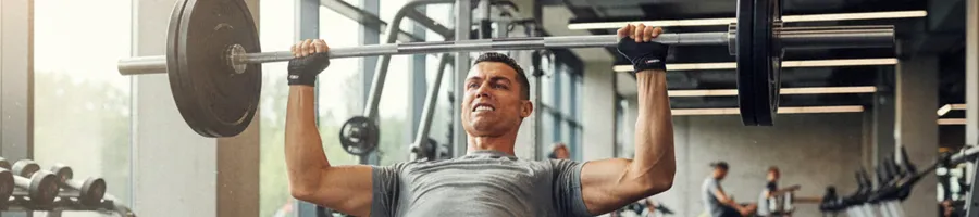 Cristiano doing a bench press workout