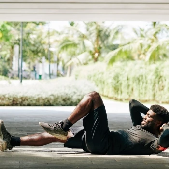 A man doing bicycle crunches