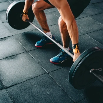 A man lifting the barbell