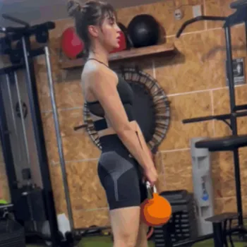 Melissa Barerra doing a workout in the gym