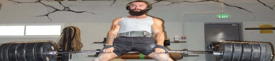 A buffed guy doing sumo deadlift